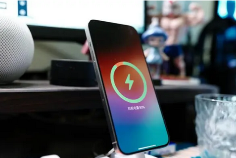 班玛苹果15换屏服务分享用什么充电器给iPhone15充电更好 